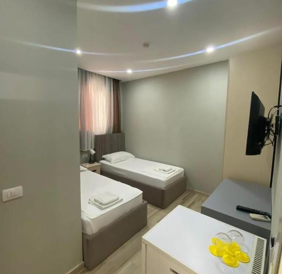 חדר דלוקס, Julius