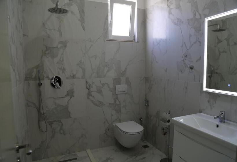 חדר דלוקס, Julius