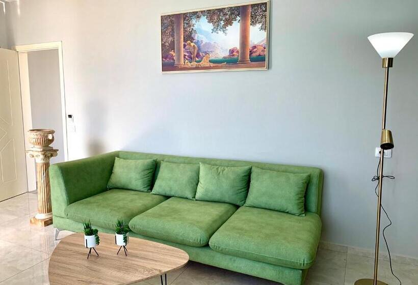 סוויטה נוף לים, Julius