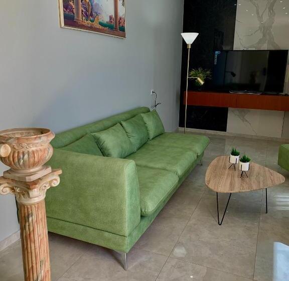 סוויטה נוף לים, Julius