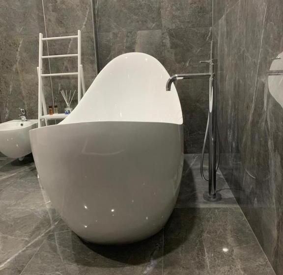 סוויטה נוף לים, Julius