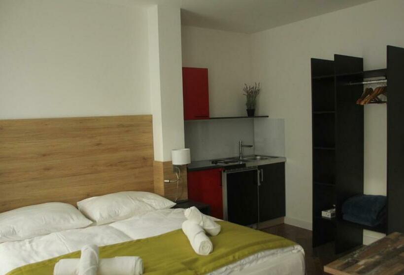 标准工作室, Versava Apartments