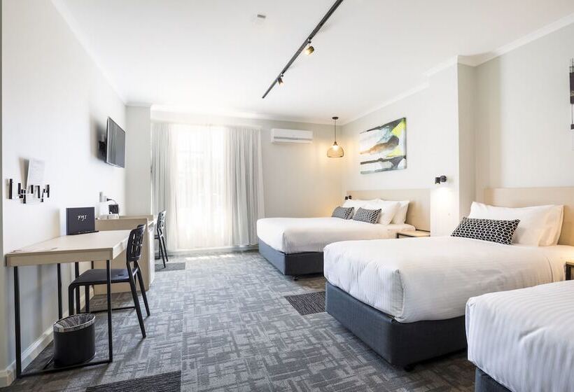 ファミリーステューディオ, Nightcap At Finsbury