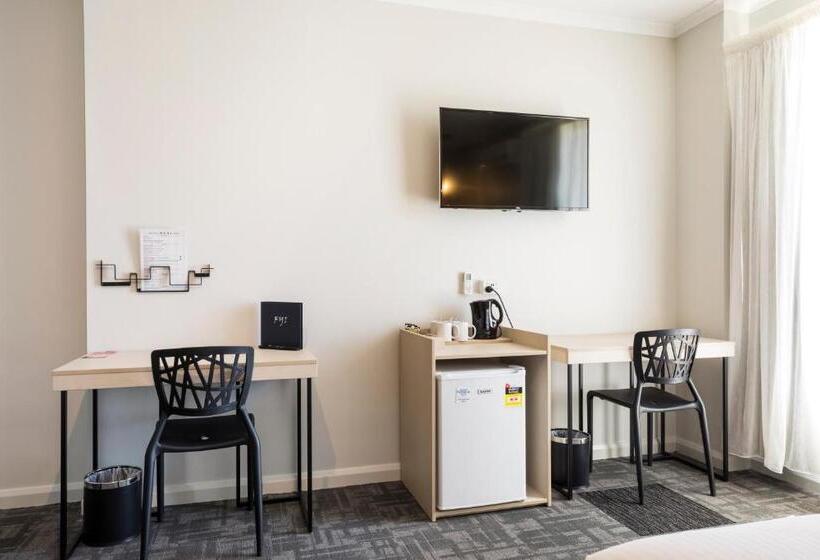 ファミリーステューディオ, Nightcap At Finsbury