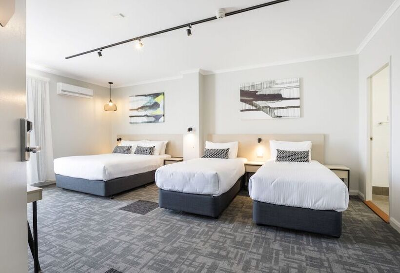 ファミリーステューディオ, Nightcap At Finsbury