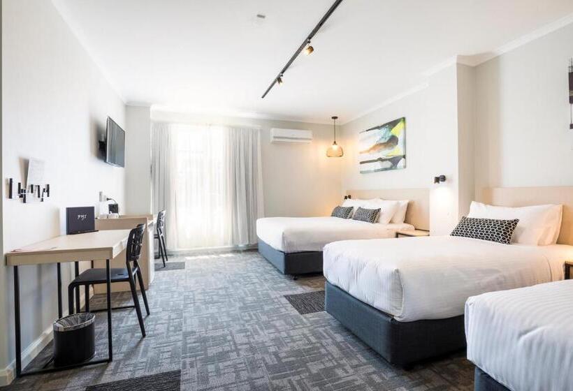 ファミリーステューディオ, Nightcap At Finsbury