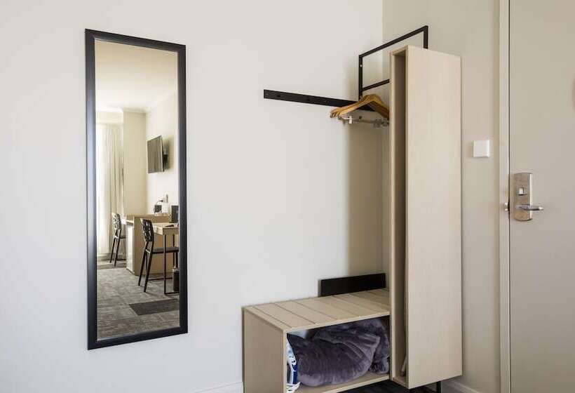 ファミリーステューディオ, Nightcap At Finsbury