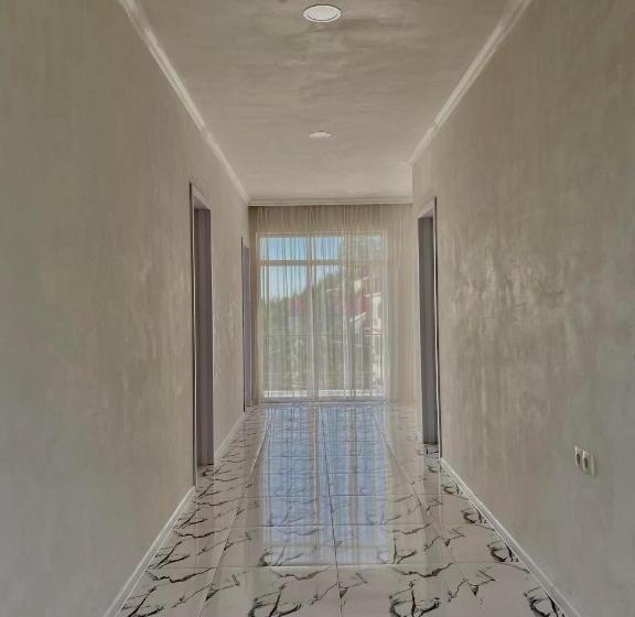 اتاق استاندارد سه نفره, Neli