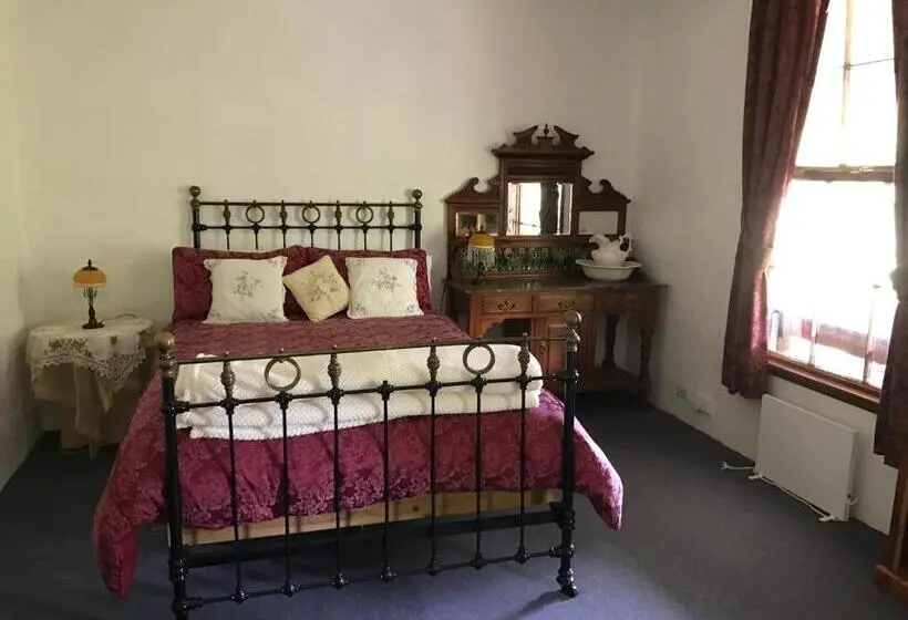 Standard Kolmen Hengen Huone, Dingup House