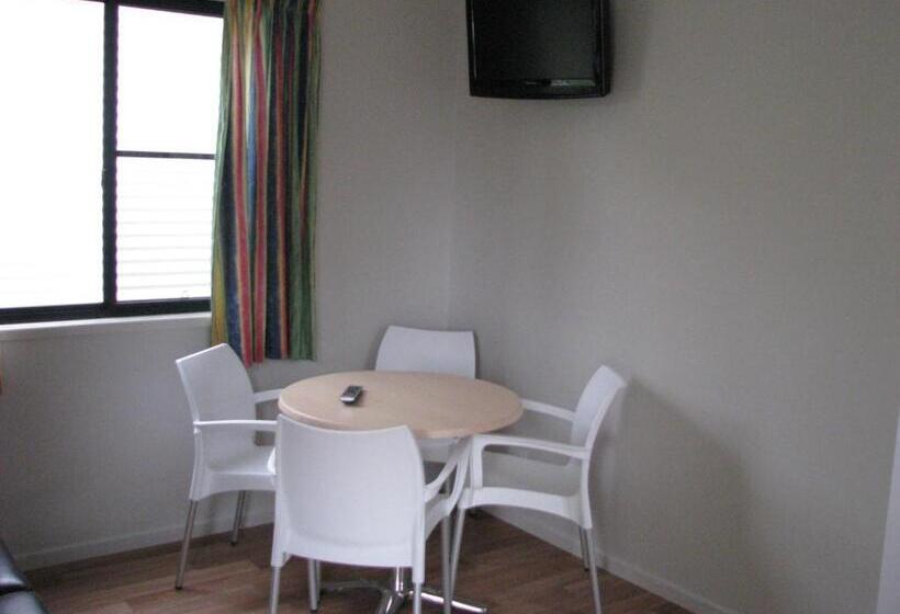 كابينة مطلة على حمام السباحة, Cardwell Beachcomber Motel & Tourist Park