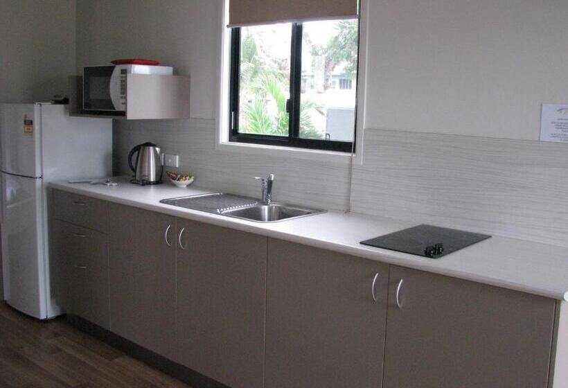 كابينة مطلة على حمام السباحة, Cardwell Beachcomber Motel & Tourist Park