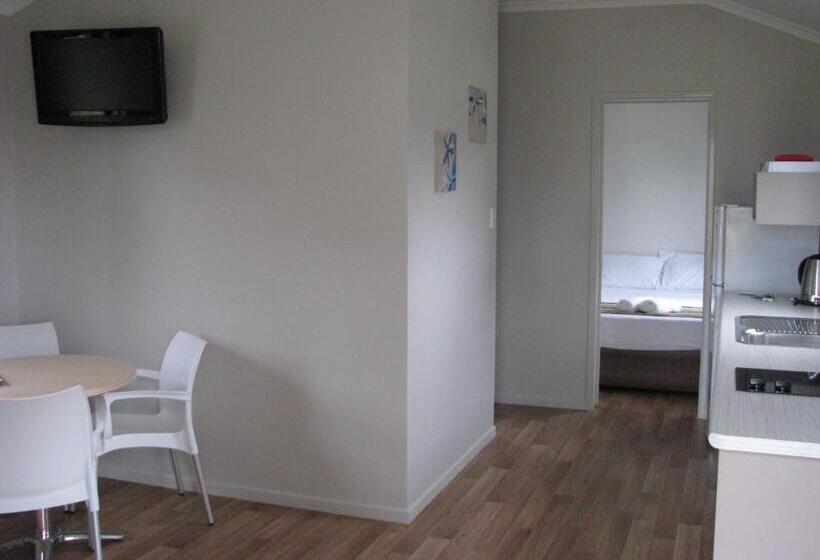 كابينة مطلة على حمام السباحة, Cardwell Beachcomber Motel & Tourist Park