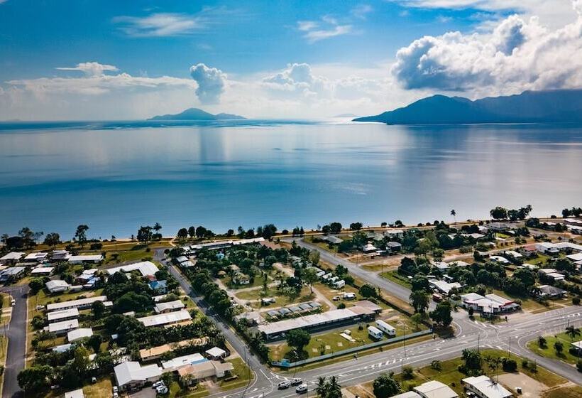 كابينة مطلة على حمام السباحة, Cardwell Beachcomber Motel & Tourist Park