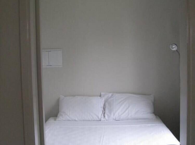 كابينة مطلة على حمام السباحة, Cardwell Beachcomber Motel & Tourist Park