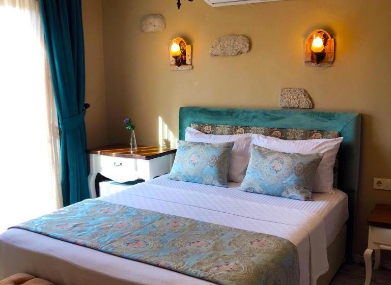 غرفة ديلوكس ثلاثية مطلة على حمام السباحة, June Alaçatı Adult Only