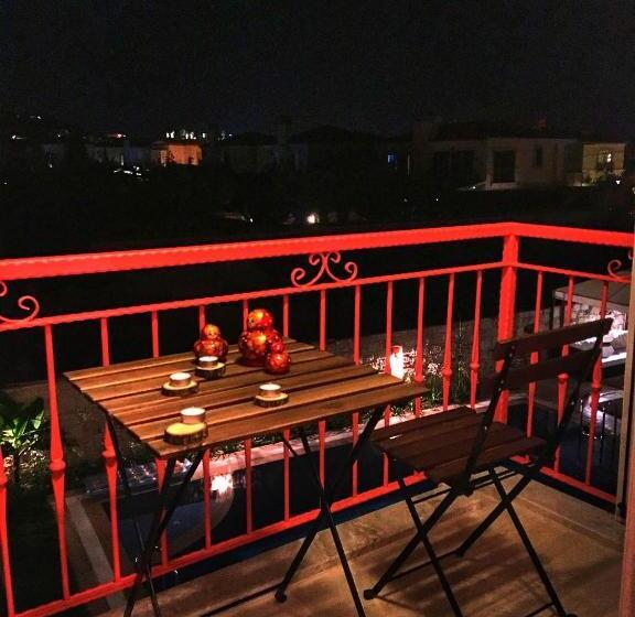 غرفة ديلوكس ثلاثية مطلة على حمام السباحة, June Alaçatı Adult Only