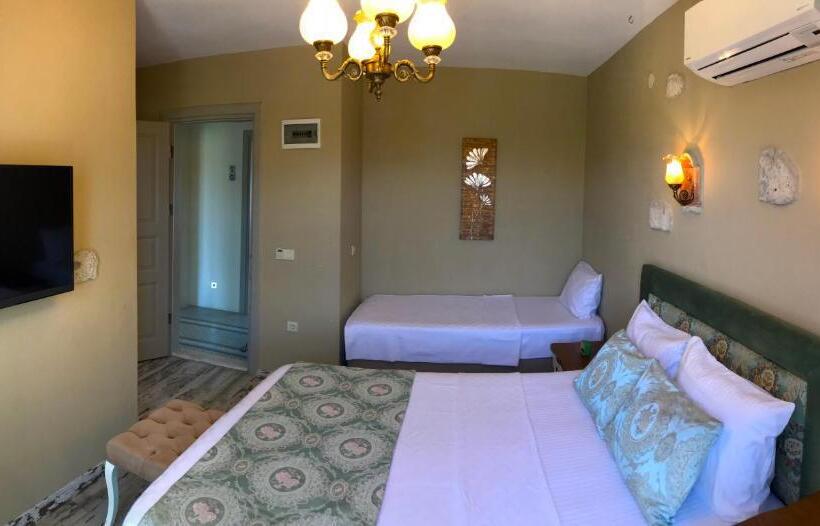 غرفة ديلوكس ثلاثية مطلة على حمام السباحة, June Alaçatı Adult Only