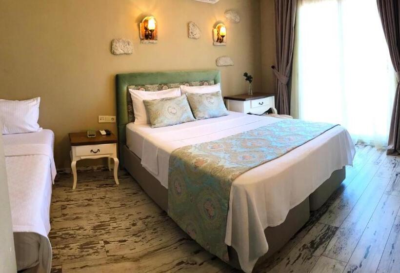 غرفة ديلوكس ثلاثية مطلة على حمام السباحة, June Alaçatı Adult Only