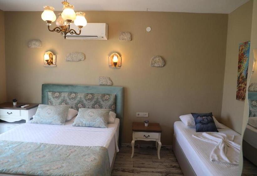 غرفة ديلوكس ثلاثية مطلة على حمام السباحة, June Alaçatı Adult Only