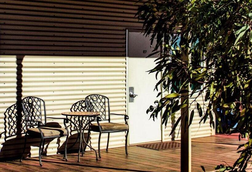 اتاق استاندارد, Oasis Newman