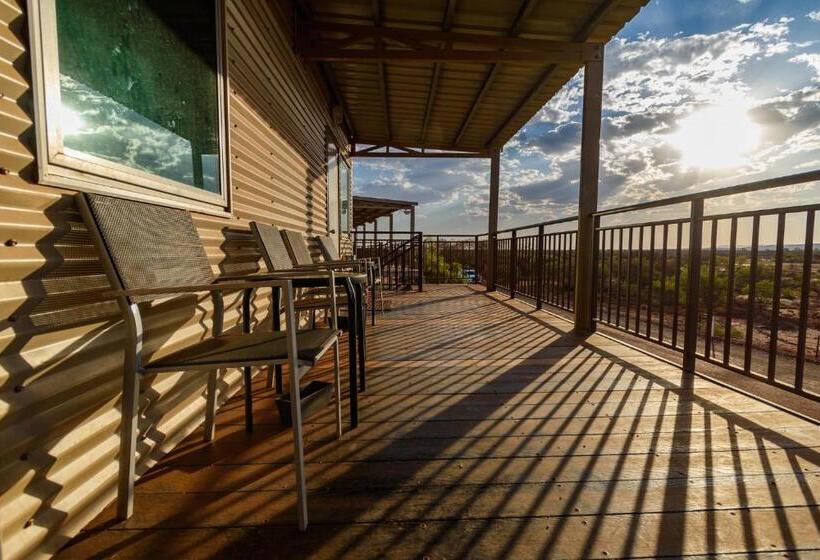 اتاق استاندارد, Oasis Newman