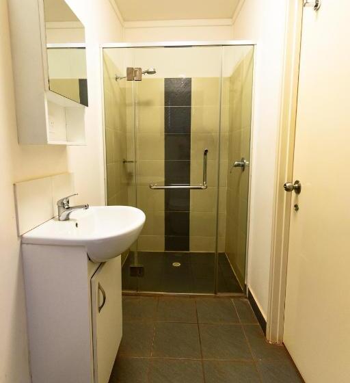 اتاق استاندارد, Oasis Newman