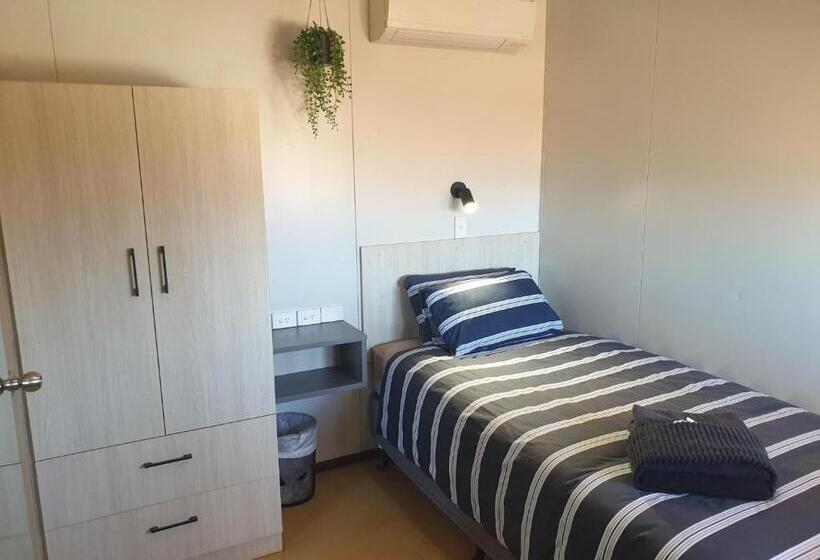 اتاق استاندارد یک نفره, Oasis Newman