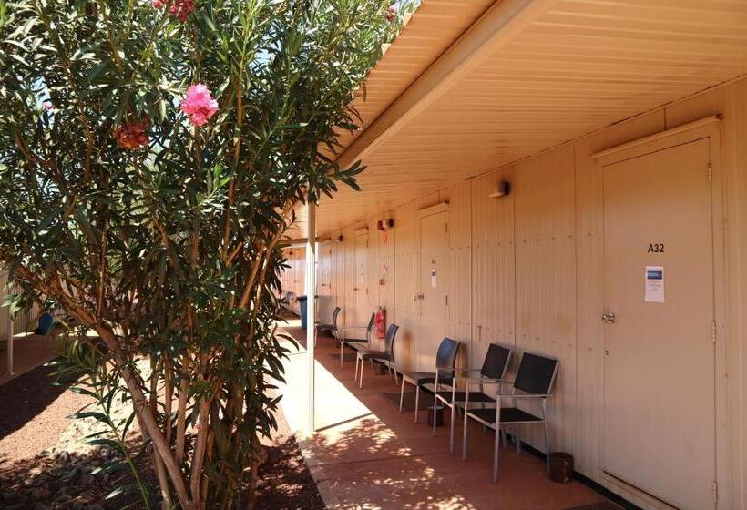 اتاق استاندارد, Oasis Newman