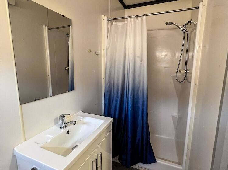 اتاق استاندارد, Oasis Newman