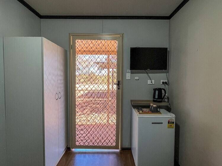 اتاق استاندارد, Oasis Newman