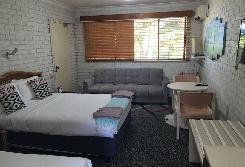 اتاق خانوادگی, Holland Park Motel