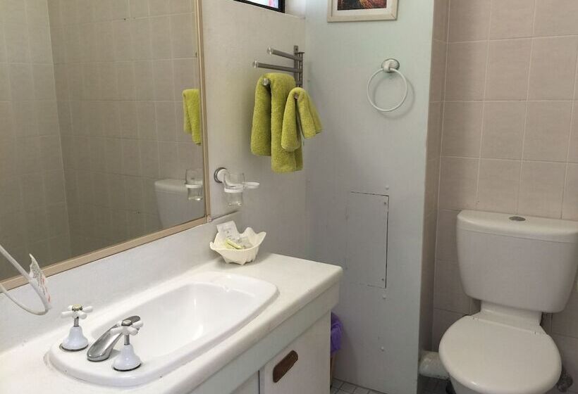 اتاق خانوادگی, Holland Park Motel