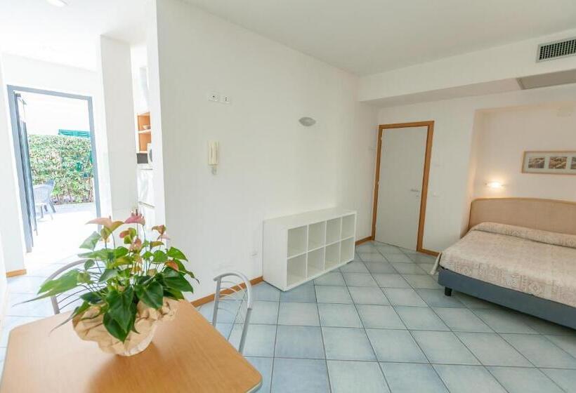 استودیوی استاندارد, Residence Ascot