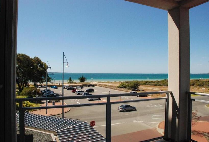 2 Bedroom Premium Apartment Sea View, Spinnakers By Rockingham Apartments