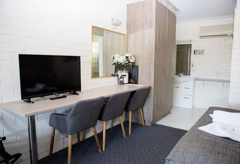 חדר משפחתי, Cameo Inn Motel