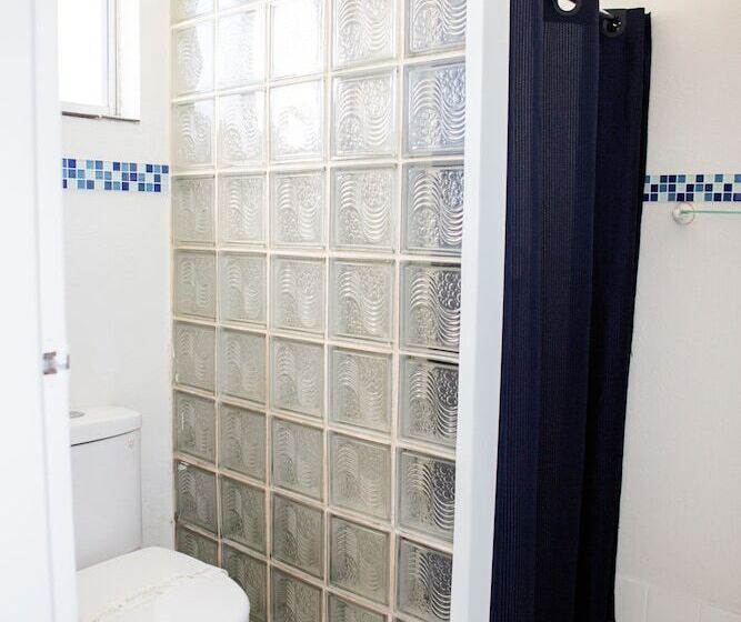 חדר משפחתי, Cameo Inn Motel