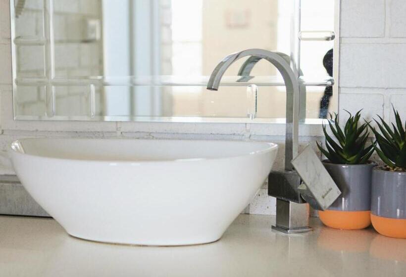 חדר משפחתי, Cameo Inn Motel