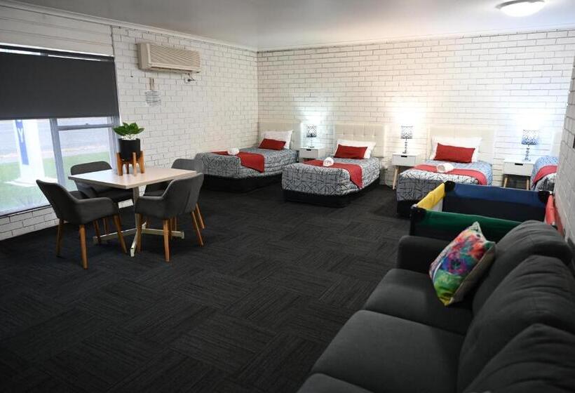 חדר משפחתי, Cameo Inn Motel