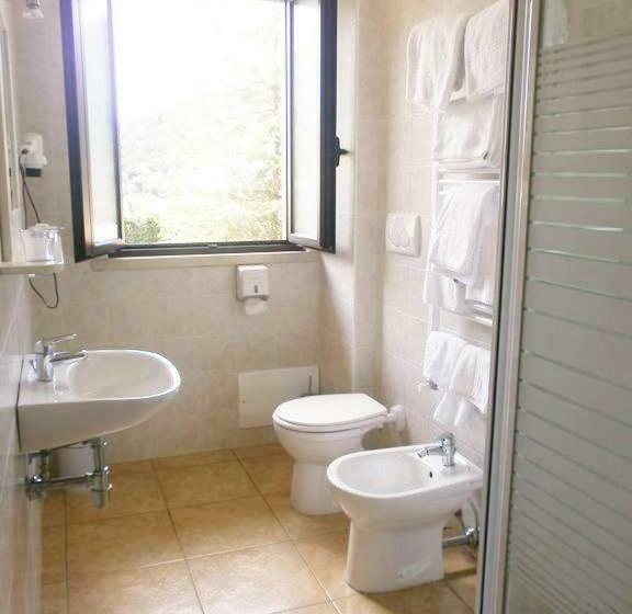 غرفة قياسية ثلاثية, Albergo Villa Riccio