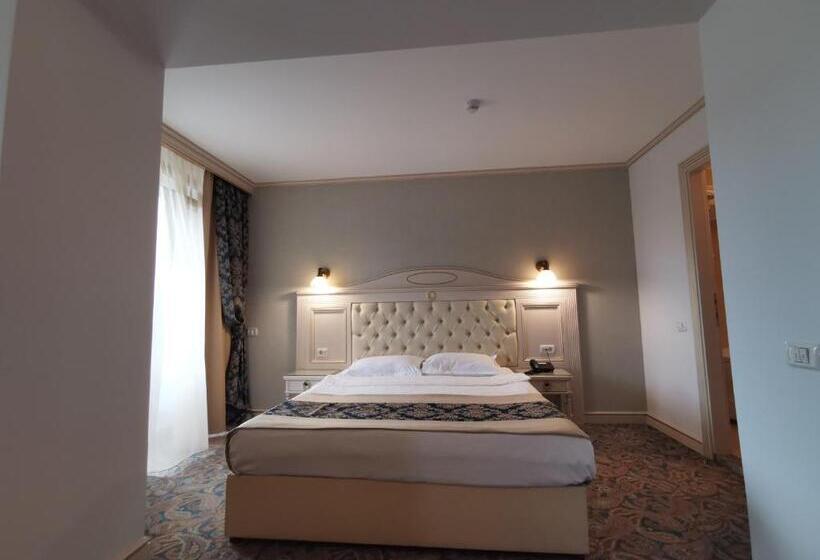 جناح جونيور مطلّ علي البحر, Dacia Sud