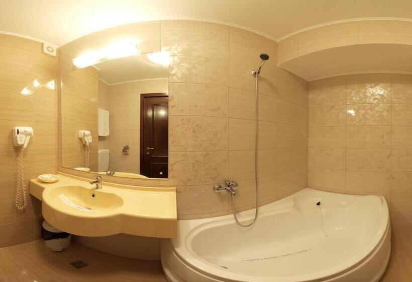 جناح جونيور, Dacia Sud