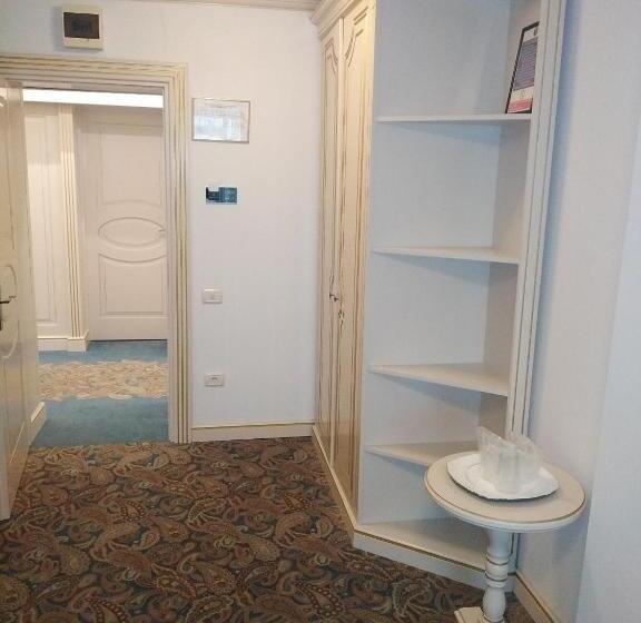 סוויטת ג'וניור, Dacia Sud