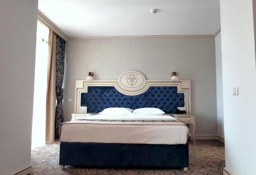 جناح جونيور, Dacia Sud