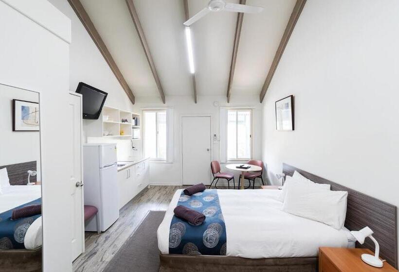 스탠다드 스튜디오, Canberra Ave Villas