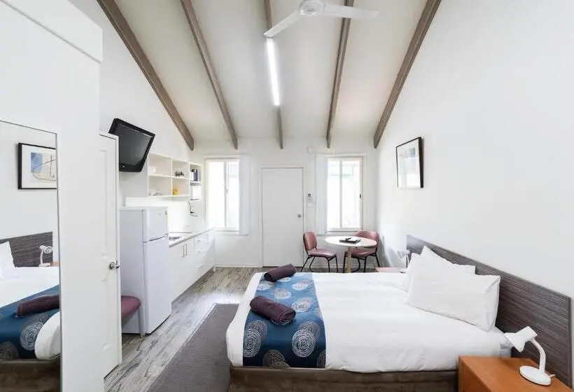 スタンダードスタジオ, Canberra Ave Villas