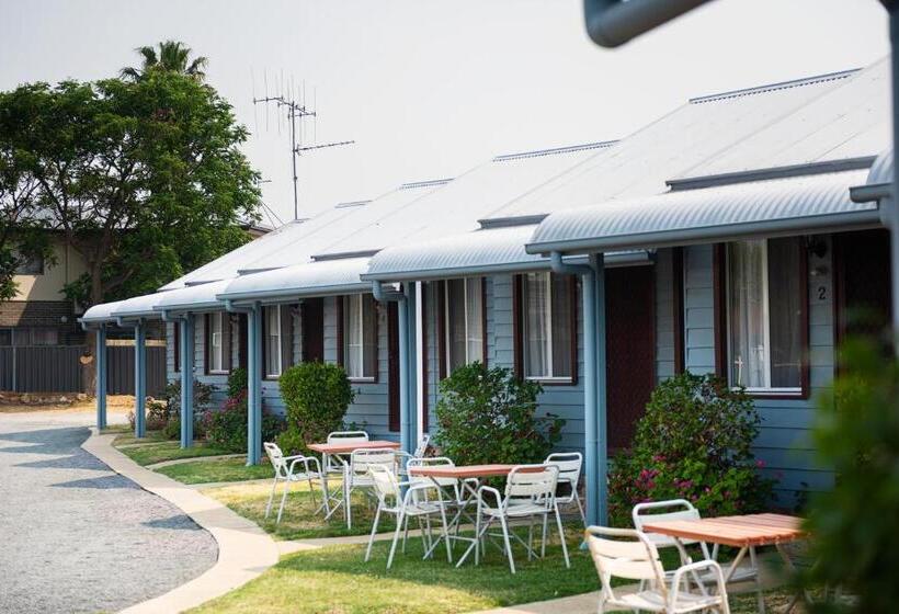 اتاق خانوادگی, Canberra Ave Villas