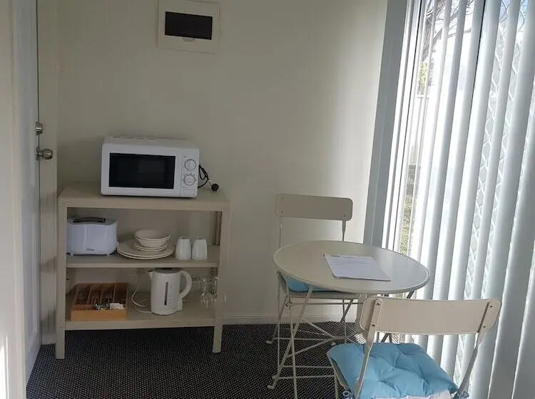 スタンダードスタジオ, Canberra Ave Villas