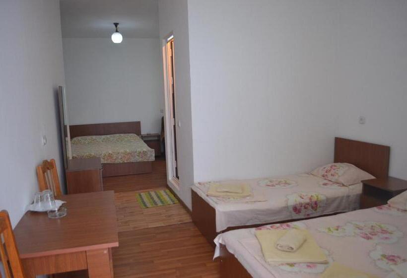 اتاق استاندارد چهار تخته با چشم‌انداز دریا, Akhmed Guest House
