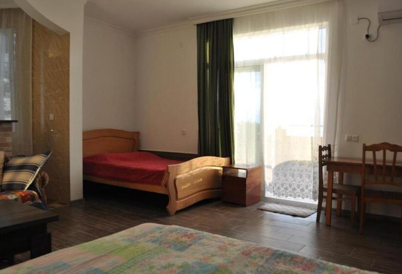 اتاق استاندارد چهار تخته, Akhmed Guest House