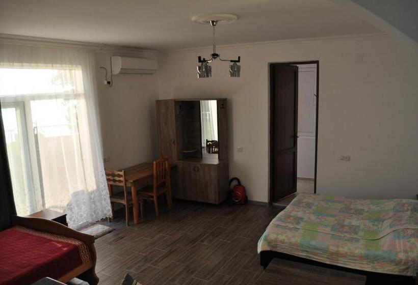 اتاق استاندارد چهار تخته, Akhmed Guest House